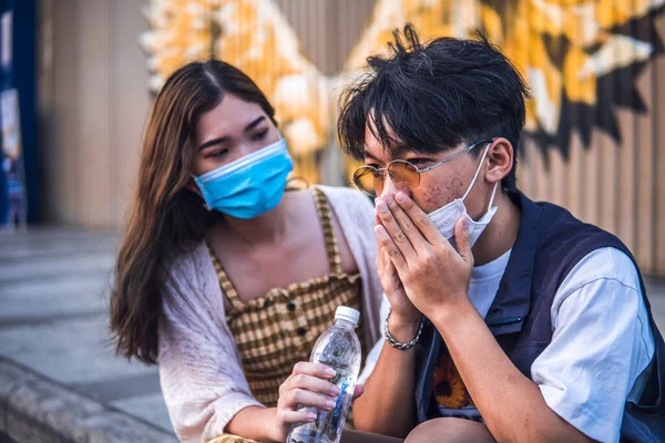 Insalubre Asiático Hombre Estornudos Tos Con Máscara Protectora Mientras Que — Foto de Stock