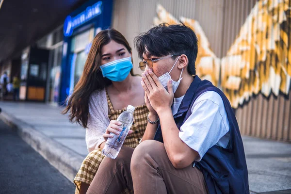 Insalubre Asiático Hombre Estornudos Tos Con Máscara Protectora Mientras Que — Foto de Stock