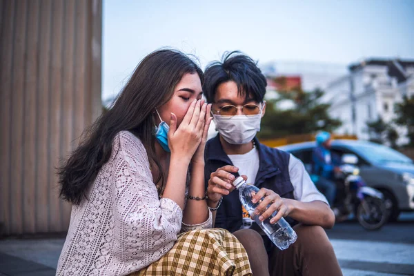 Malsana Mujer Asiática Estornudos Tos Con Mascarilla Protectora Mientras Que — Foto de Stock