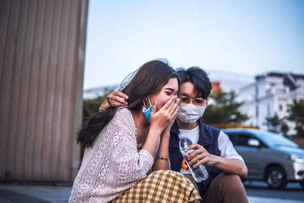 Malsana Mujer Asiática Estornudos Tos Con Mascarilla Protectora Mientras Que — Foto de Stock