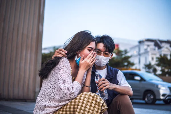 Ανθυγιεινή Ασιάτισσα Που Φτερνίζεται Και Βήχει Προστατευτική Μάσκα Προσώπου Ενώ — Φωτογραφία Αρχείου