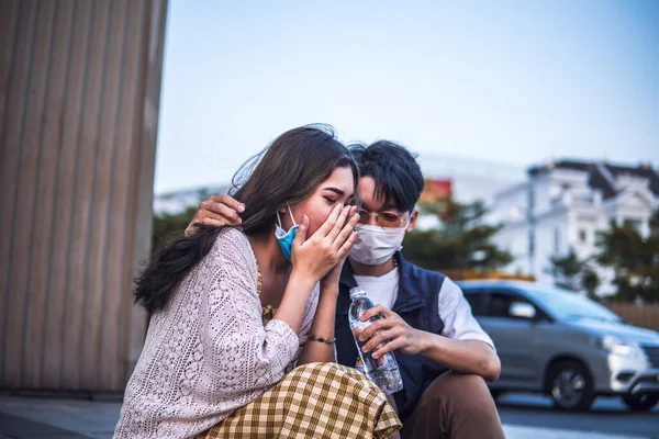Malsana Mujer Asiática Estornudos Tos Con Mascarilla Protectora Mientras Que — Foto de Stock