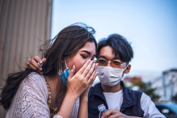 Malsana Mujer Asiática Estornudos Tos Con Mascarilla Protectora Mientras Que — Foto de Stock