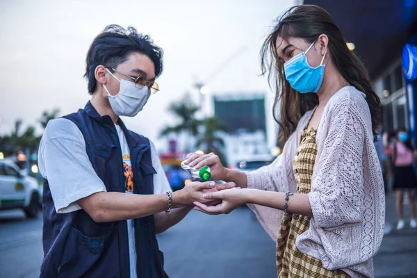 Ασιατικό Ζευγάρι Φορούν Μάσκες Χρησιμοποιούν Αντισηπτικό Τζελ Για Την Προστασία — Φωτογραφία Αρχείου
