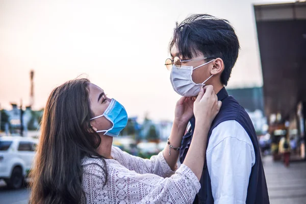 Pareja Joven Con Máscaras Médicas Máscara Médica Para Proteger Contra — Foto de Stock