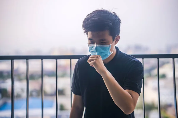 Hombre Asiático Tose Usa Máscara Protectora Debido Enfermedades Infecciosas Transmisibles — Foto de Stock