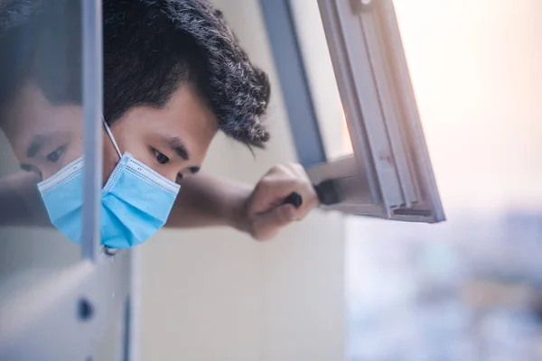 Aislamiento Cuarentena Joven Triste Con Una Máscara Médica Que Mira — Foto de Stock