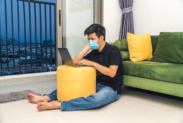 Hombre Asiático Está Trabajando Desde Casa Durante Coronavirus Covid Cuarentena — Foto de Stock