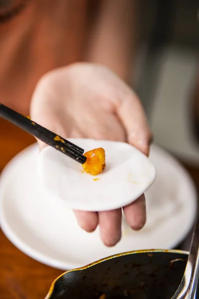 Jeunes Femmes Préparant Des Boulettes Crevettes Porc Claires Aux Légumes — Photo