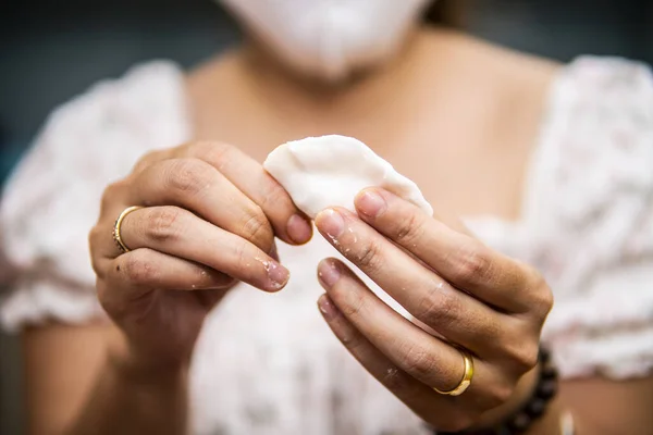 Mulheres Jovens Preparando Vegetais Limpos Bolinhos Camarão Carne Porco Quarentena — Fotografia de Stock