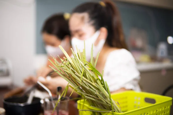 Duas Jovens Mulheres Preparando Bolinho Tapioca Quarentena Para Coronavírus Usando — Fotografia de Stock