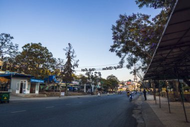 DALAT, VİETNAM - 6 Nisan 2020: 2020 'de Covid 19 salgını sırasında Vietnam' ın Dalat şehrinde boş sokaklar. Daha fazla insan yok. Okullar, dükkanlar, restoranlar kapalı.. 