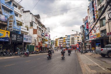DALAT, VİETNAM - 6 Nisan 2020: 2020 'de Covid 19 salgını sırasında Vietnam' ın Dalat şehrinde boş sokaklar. Daha fazla insan yok. Okullar, dükkanlar, restoranlar kapalı.. 