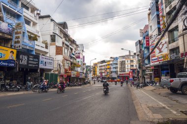 DALAT, VİETNAM - 6 Nisan 2020: 2020 'de Covid 19 salgını sırasında Vietnam' ın Dalat şehrinde boş sokaklar. Daha fazla insan yok. Okullar, dükkanlar, restoranlar kapalı.. 