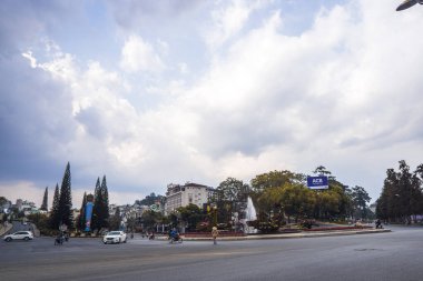DALAT, VİETNAM - 6 Nisan 2020: 2020 'de Covid 19 salgını sırasında Vietnam' ın Dalat şehrinde boş sokaklar. Daha fazla insan yok. Okullar, dükkanlar, restoranlar kapalı.. 