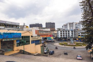 DALAT, VIETNAM - 6 Nisan 2020: Vietnam 'daki Dalat şehrindeki Da Lat Center Market, 2020 yılında Covid 19 salgını sırasında boşaldı. Daha fazla insan yok. Okullar, dükkanlar, restoranlar kapalı.. 