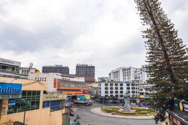 DALAT, VIETNAM - 6 Nisan 2020: Vietnam 'daki Dalat şehrindeki Da Lat Center Market, 2020 yılında Covid 19 salgını sırasında boşaldı. Daha fazla insan yok. Okullar, dükkanlar, restoranlar kapalı.. 