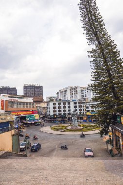 DALAT, VIETNAM - 6 Nisan 2020: Vietnam 'daki Dalat şehrindeki Da Lat Center Market, 2020 yılında Covid 19 salgını sırasında boşaldı. Daha fazla insan yok. Okullar, dükkanlar, restoranlar kapalı.. 