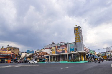 DALAT, VIETNAM - 6 Nisan 2020: Vietnam 'daki Dalat şehrindeki Da Lat Center Market, 2020 yılında Covid 19 salgını sırasında boşaldı. Daha fazla insan yok. Okullar, dükkanlar, restoranlar kapalı.. 