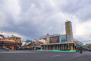 DALAT, VIETNAM - 6 Nisan 2020: Vietnam 'daki Dalat şehrindeki Da Lat Center Market, 2020 yılında Covid 19 salgını sırasında boşaldı. Daha fazla insan yok. Okullar, dükkanlar, restoranlar kapalı.. 