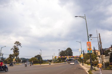 DALAT, VIETNAM - 6 Nisan 2020: 2020 'de Covid 19 salgını sırasında Dalat, Vietnam' daki Lam Vien Meydanı 'ndaki boş Ayçiçeği Binası. Daha fazla insan yok. Okullar, dükkanlar, restoranlar kapalı..
