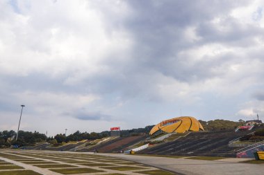 DALAT, VIETNAM - 6 Nisan 2020: 2020 'de Covid 19 salgını sırasında Dalat, Vietnam' daki Lam Vien Meydanı 'ndaki boş Ayçiçeği Binası. Daha fazla insan yok. Okullar, dükkanlar, restoranlar kapalı..