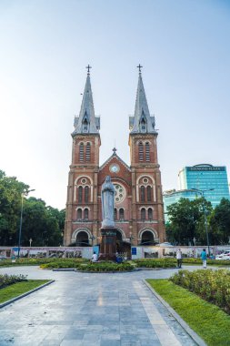 Ho Chi Minh şehri, Vietnam - 19 Mart 2020: Saigon Notre-Dame Katedral Bazilikası (Meryem Ana 'nın Meryem Ana Ana Ana Ana Ana Bazilikası) Ho Chi Minh şehrinin mavi gökyüzü arka planı, Vietnam. Ho Chi Minh Asya 'nın popüler bir turizm merkezidir..