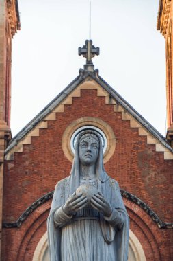 Saigon Notre-Dame Katedral Bazilikası (Meryem Ana 'nın Meryem Ana Ana Ana' sı) Ho Chi Minh şehrindeki mavi gökyüzü arka planı, Vietnam. Ho Chi Minh Asya 'nın popüler bir turizm merkezidir..