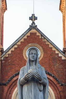 Saigon Notre-Dame Katedral Bazilikası (Meryem Ana 'nın Meryem Ana Ana Ana' sı) Ho Chi Minh şehrindeki mavi gökyüzü arka planı, Vietnam. Ho Chi Minh Asya 'nın popüler bir turizm merkezidir..
