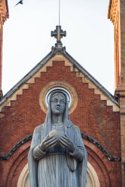Saigon Notre-Dame Katedral Bazilikası (Meryem Ana 'nın Meryem Ana Ana Ana' sı) Ho Chi Minh şehrindeki mavi gökyüzü arka planı, Vietnam. Ho Chi Minh Asya 'nın popüler bir turizm merkezidir..