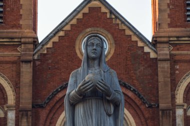 Saigon Notre-Dame Katedral Bazilikası (Meryem Ana 'nın Meryem Ana Ana Ana' sı) Ho Chi Minh şehrindeki mavi gökyüzü arka planı, Vietnam. Ho Chi Minh Asya 'nın popüler bir turizm merkezidir..