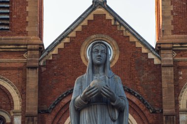Saigon Notre-Dame Katedral Bazilikası (Meryem Ana 'nın Meryem Ana Ana Ana' sı) Ho Chi Minh şehrindeki mavi gökyüzü arka planı, Vietnam. Ho Chi Minh Asya 'nın popüler bir turizm merkezidir..