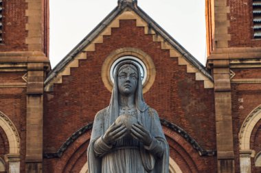 Saigon Notre-Dame Katedral Bazilikası (Meryem Ana 'nın Meryem Ana Ana Ana' sı) Ho Chi Minh şehrindeki mavi gökyüzü arka planı, Vietnam. Ho Chi Minh Asya 'nın popüler bir turizm merkezidir..