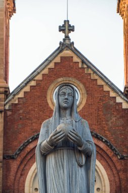 Saigon Notre-Dame Katedral Bazilikası (Meryem Ana 'nın Meryem Ana Ana Ana' sı) Ho Chi Minh şehrindeki mavi gökyüzü arka planı, Vietnam. Ho Chi Minh Asya 'nın popüler bir turizm merkezidir..