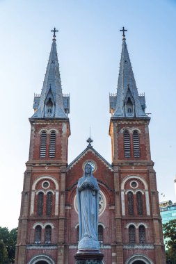 Saigon Notre-Dame Katedral Bazilikası (Meryem Ana 'nın Meryem Ana Ana Ana' sı) Ho Chi Minh şehrindeki mavi gökyüzü arka planı, Vietnam. Ho Chi Minh Asya 'nın popüler bir turizm merkezidir..
