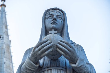 Saigon Notre-Dame Katedral Bazilikası (Meryem Ana 'nın Meryem Ana Ana Ana' sı) Ho Chi Minh şehrindeki mavi gökyüzü arka planı, Vietnam. Ho Chi Minh Asya 'nın popüler bir turizm merkezidir..