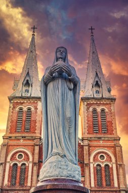 Saigon Notre-Dame Katedral Bazilikası (Meryem Ana 'nın Meryem Ana Ana Ana' sı) Ho Chi Minh şehrindeki mavi gökyüzü arka planı, Vietnam. Ho Chi Minh Asya 'nın popüler bir turizm merkezidir..