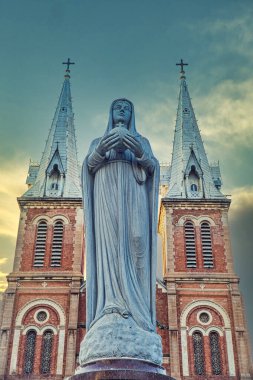 Saigon Notre-Dame Katedral Bazilikası (Meryem Ana 'nın Meryem Ana Ana Ana' sı) Ho Chi Minh şehrindeki mavi gökyüzü arka planı, Vietnam. Ho Chi Minh Asya 'nın popüler bir turizm merkezidir..