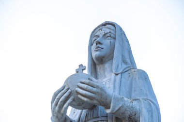 Saigon Notre-Dame Katedral Bazilikası (Meryem Ana 'nın Meryem Ana Ana Ana' sı) Ho Chi Minh şehrindeki mavi gökyüzü arka planı, Vietnam. Ho Chi Minh Asya 'nın popüler bir turizm merkezidir..