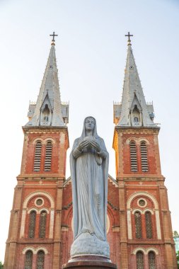 Saigon Notre-Dame Katedral Bazilikası (Meryem Ana 'nın Meryem Ana Ana Ana' sı) Ho Chi Minh şehrindeki mavi gökyüzü arka planı, Vietnam. Ho Chi Minh Asya 'nın popüler bir turizm merkezidir..