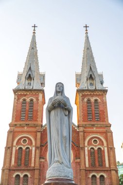 Saigon Notre-Dame Katedral Bazilikası (Meryem Ana 'nın Meryem Ana Ana Ana' sı) Ho Chi Minh şehrindeki mavi gökyüzü arka planı, Vietnam. Ho Chi Minh Asya 'nın popüler bir turizm merkezidir..
