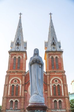Saigon Notre-Dame Katedral Bazilikası (Meryem Ana 'nın Meryem Ana Ana Ana' sı) Ho Chi Minh şehrindeki mavi gökyüzü arka planı, Vietnam. Ho Chi Minh Asya 'nın popüler bir turizm merkezidir..