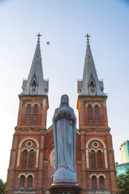 Saigon Notre-Dame Katedral Bazilikası (Meryem Ana 'nın Meryem Ana Ana Ana' sı) Ho Chi Minh şehrindeki mavi gökyüzü arka planı, Vietnam. Ho Chi Minh Asya 'nın popüler bir turizm merkezidir..