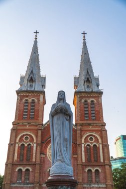 Saigon Notre-Dame Katedral Bazilikası (Meryem Ana 'nın Meryem Ana Ana Ana' sı) Ho Chi Minh şehrindeki mavi gökyüzü arka planı, Vietnam. Ho Chi Minh Asya 'nın popüler bir turizm merkezidir..