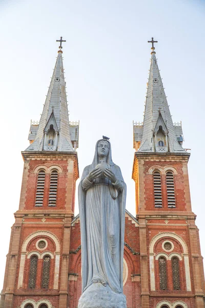 베트남 호치민 Chi Minh 의푸른 하늘에 노트르담 대성당 수태의 성모의 — 스톡 사진