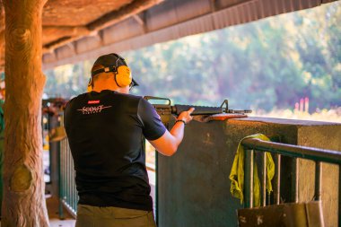 Cu Chi, Vietnam - 21 Aralık 2019: Ho Chi Minh şehri, Vietnam, Güneydoğu Asya yakınlarındaki Cu Chi Tünelleri 'nde M16' dan çekim yapan bir turist.