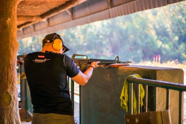 Cu Chi, Vietnam - 21 Aralık 2019: Ho Chi Minh şehri, Vietnam, Güneydoğu Asya yakınlarındaki Cu Chi Tünelleri 'nde M16' dan çekim yapan bir turist.