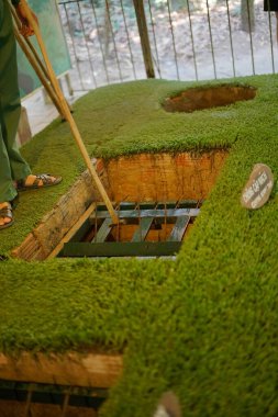 Cu Chi, Vietnam - 21 Aralık 2019 Viet Kong tarafından Vietnam Savaşı 'nda meşhur tarihi bir yer olan Cu Chi tünellerinde yapılan bubi tuzağı, yeraltı kazıları, yaşamak için çıkarılan yeraltı kazıları, şimdi Ho Chi Minh şehrinde Vietnam' ın miras kalacağı yer..