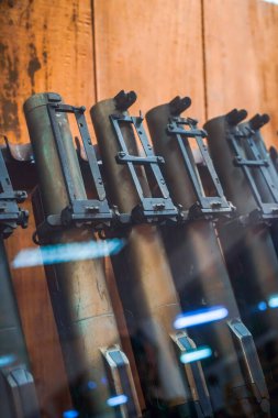 Vietnam savaşı sırasında yiyecek ve tedarik kanalı olarak kullanılan tarihi tünel ağı Cu Chi tünelinde sergilenen yıkıcı bomba ve silah türleri..