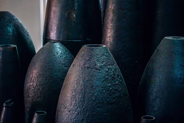 Vietnam savaşı sırasında yiyecek ve tedarik kanalı olarak kullanılan tarihi tünel ağı Cu Chi tünelinde sergilenen yıkıcı bomba ve silah türleri..